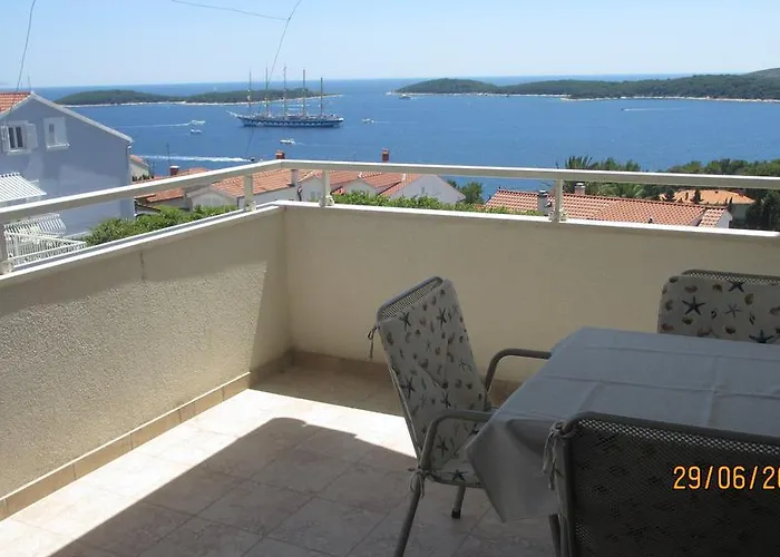 J&b House Hvar شقة